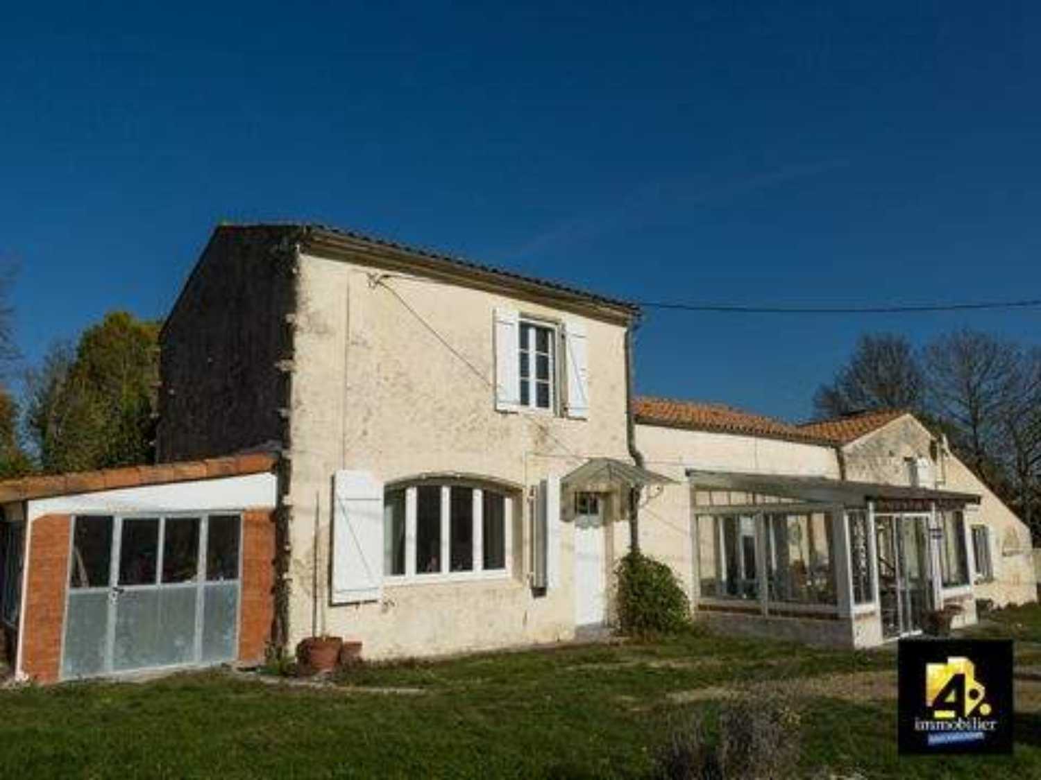 Saint-Jean-d'Angély Charente-Maritime huis foto 4142193