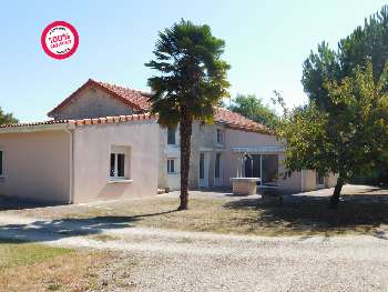 La Rochefoucauld Charente house picture 4792770