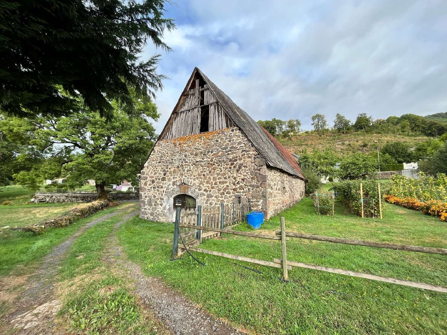  for sale barn Vic-sur-Cère Cantal 2