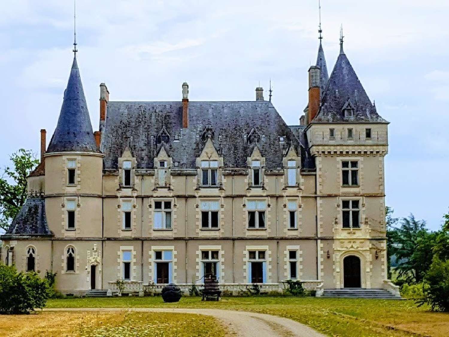  te koop kasteel Moulins Allier 1