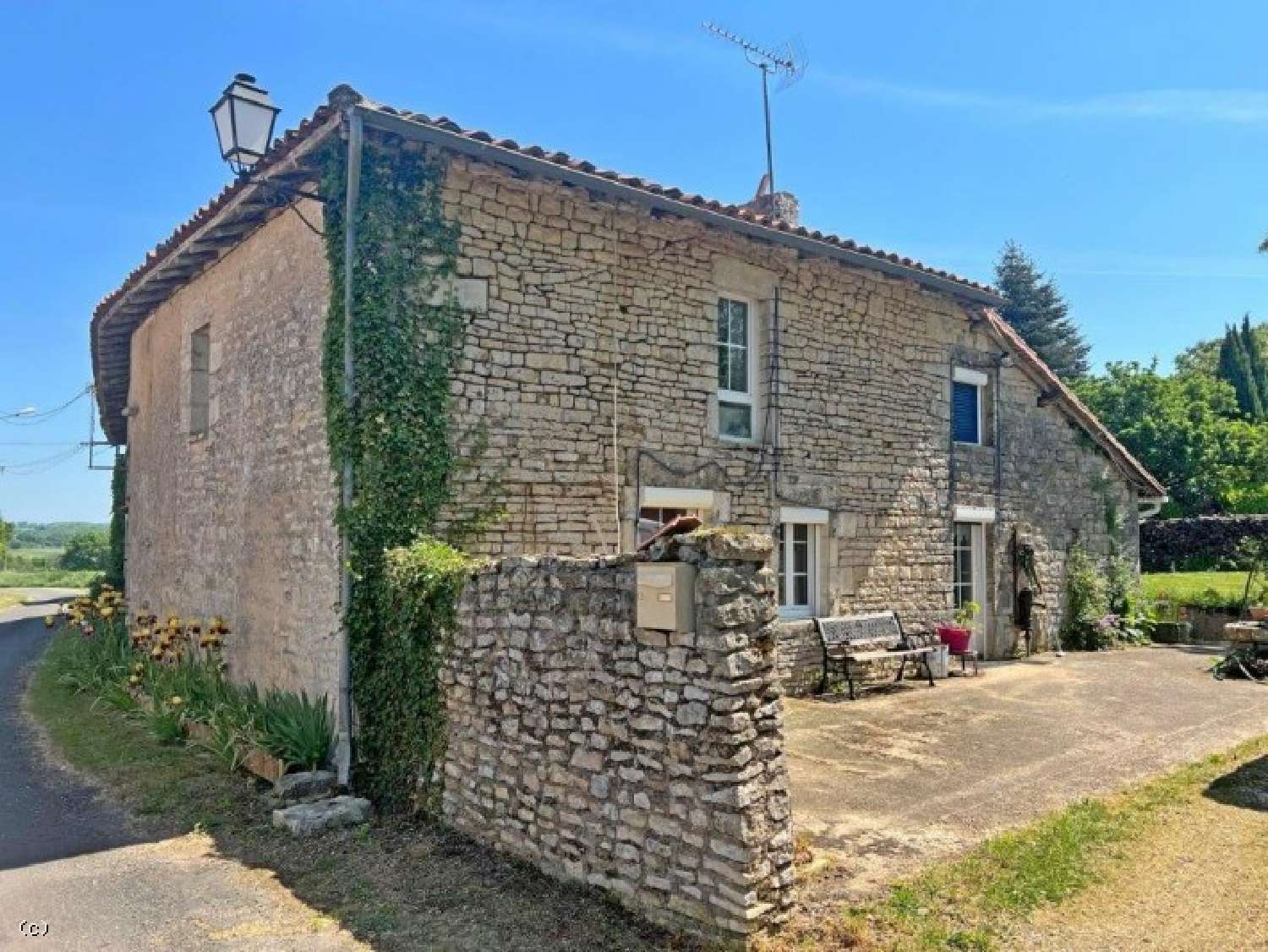  à vendre maison Nanteuil-en-Vallée Charente 1