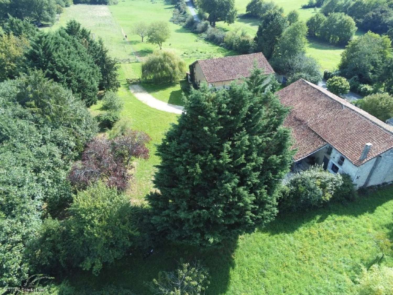  à vendre maison Champagne-Mouton Charente 1