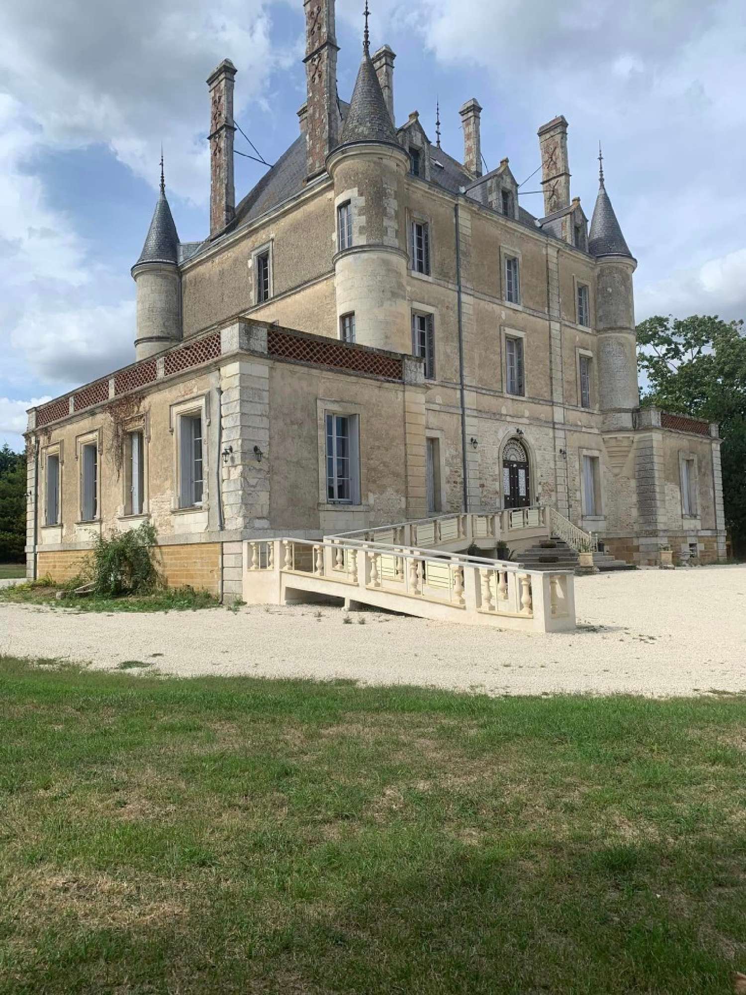 te koop kasteel Chantonnay Vendée 2