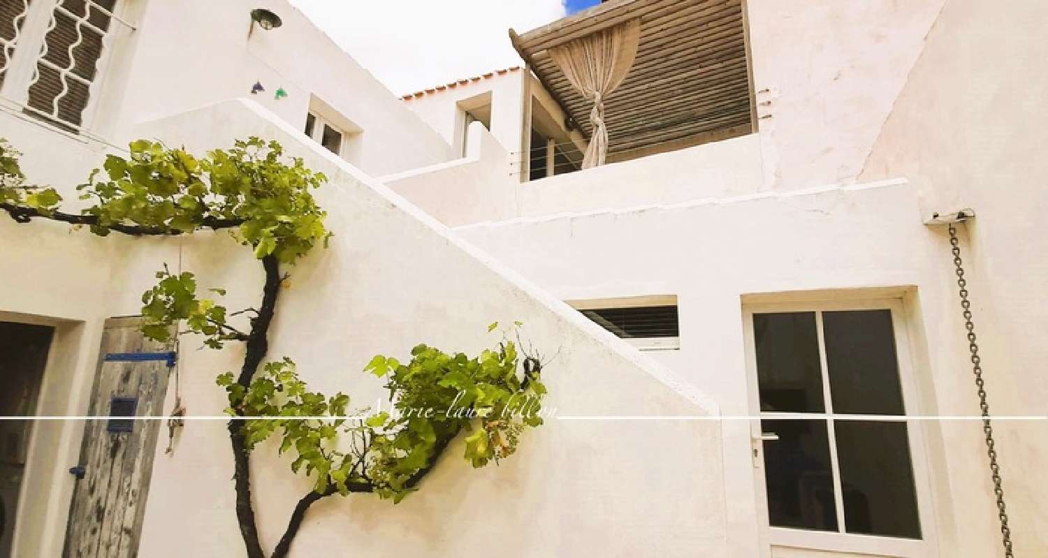  te koop stadshuis Port-Joinville Vendée 1