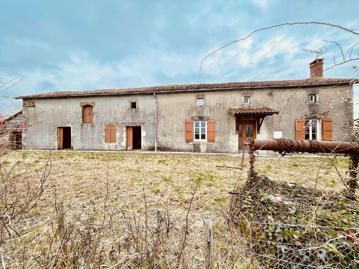  à vendre maison Benest Charente 1