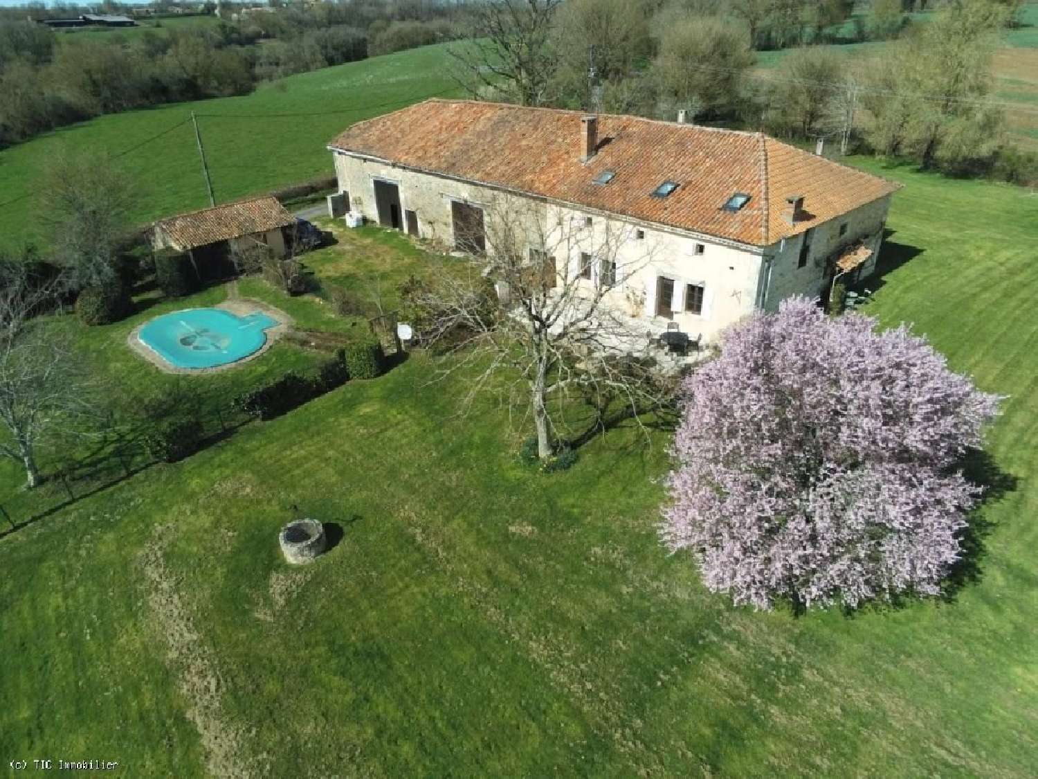  à vendre maison Champagne-Mouton Charente 1
