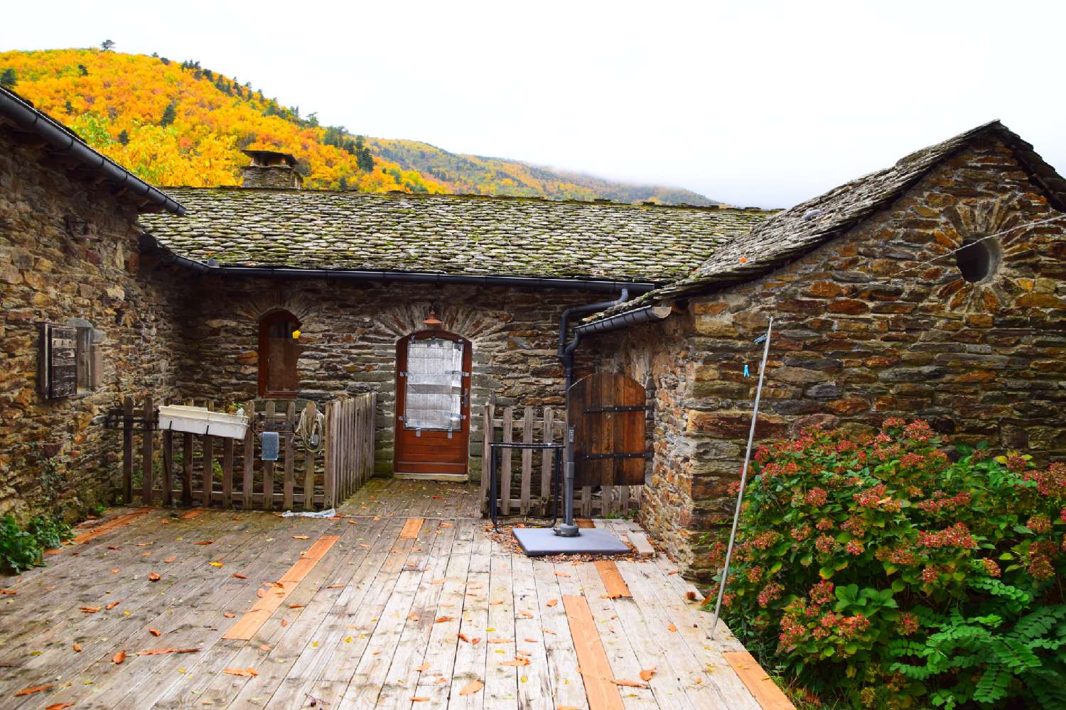 te koop boerderij Saint-Frézal-de-Ventalon Lozère 1