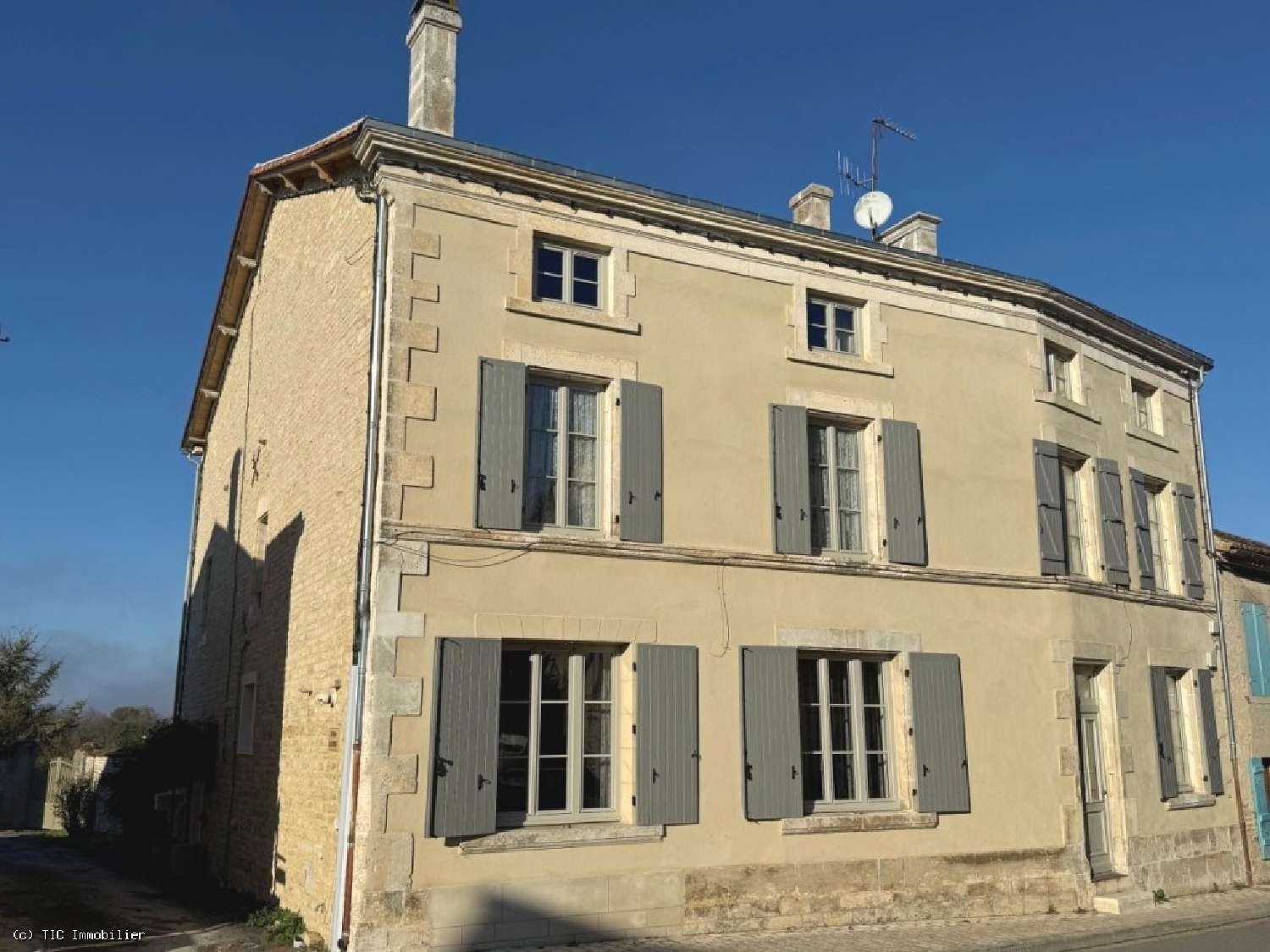  te koop huis Aigre Charente 1