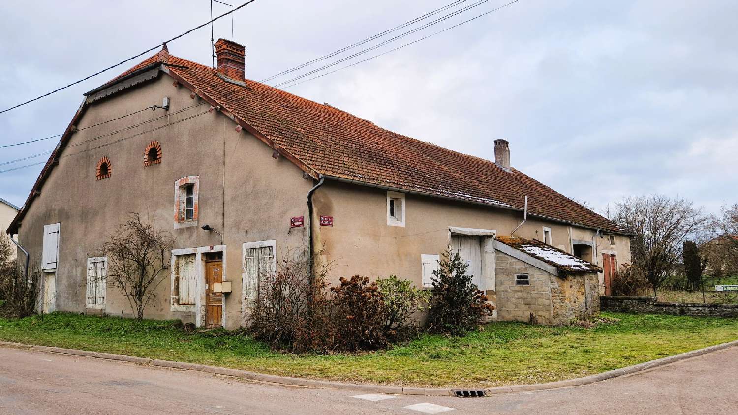  te koop dorpshuis Ouge Haute-Saône 1