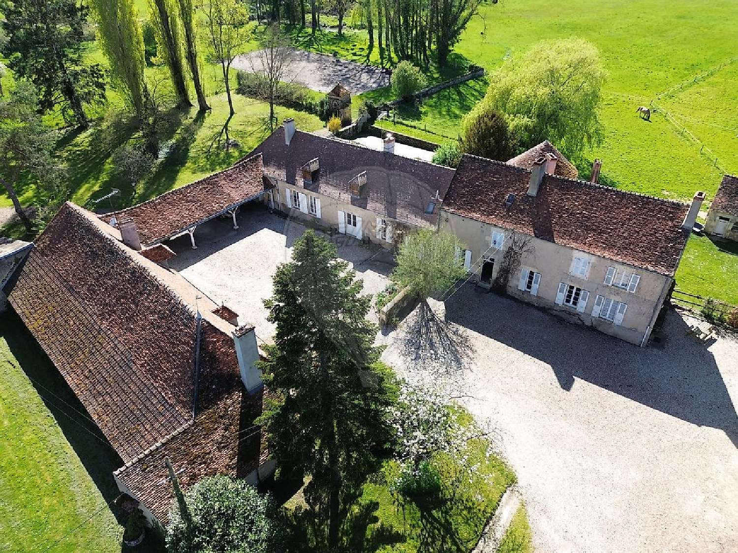  te koop huis Livry Nièvre 1
