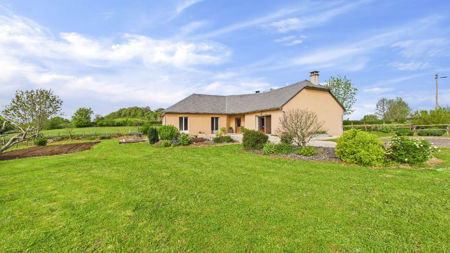  for sale house Prades-d'Aubrac Aveyron 1
