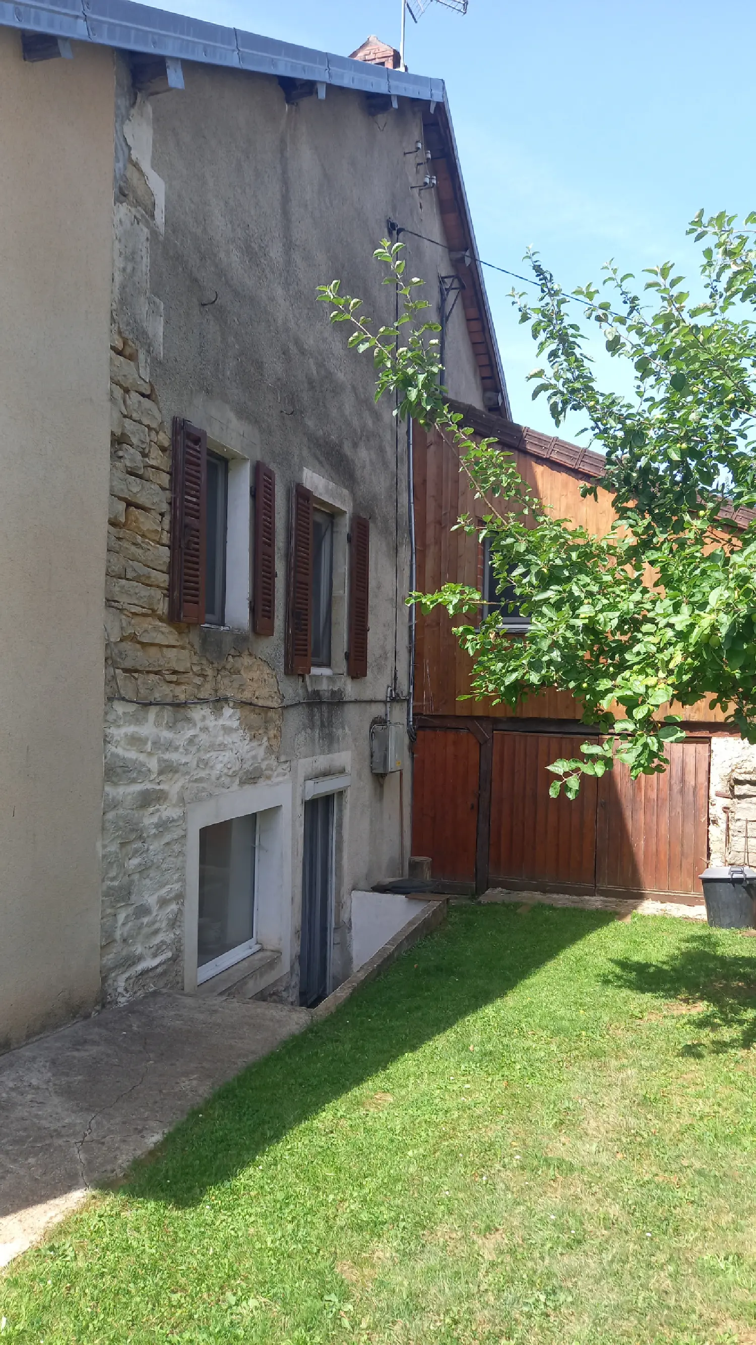  te koop dorpshuis La Marre Jura 1