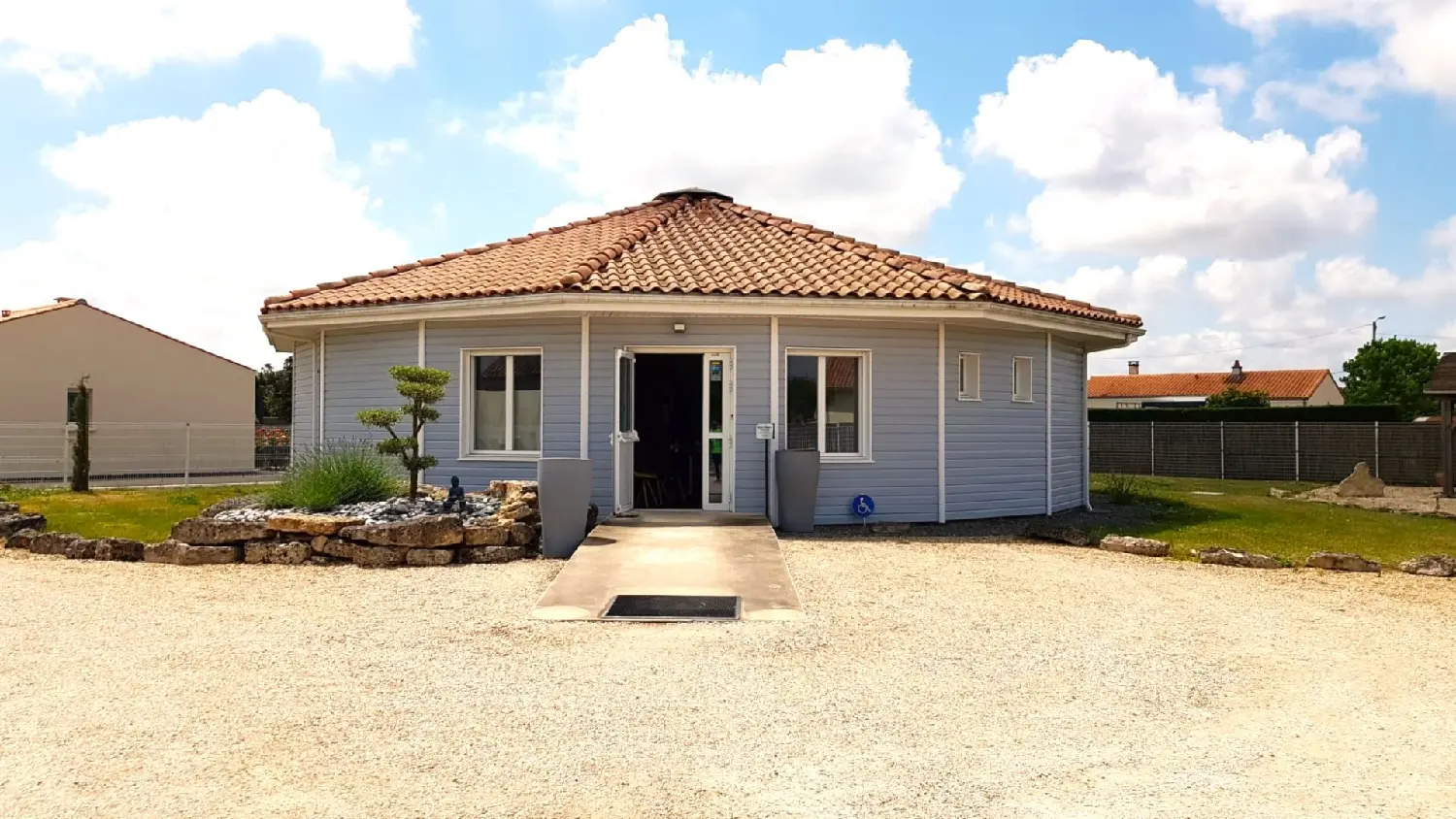  for sale commercial Chef-Boutonne Deux-Sèvres 1