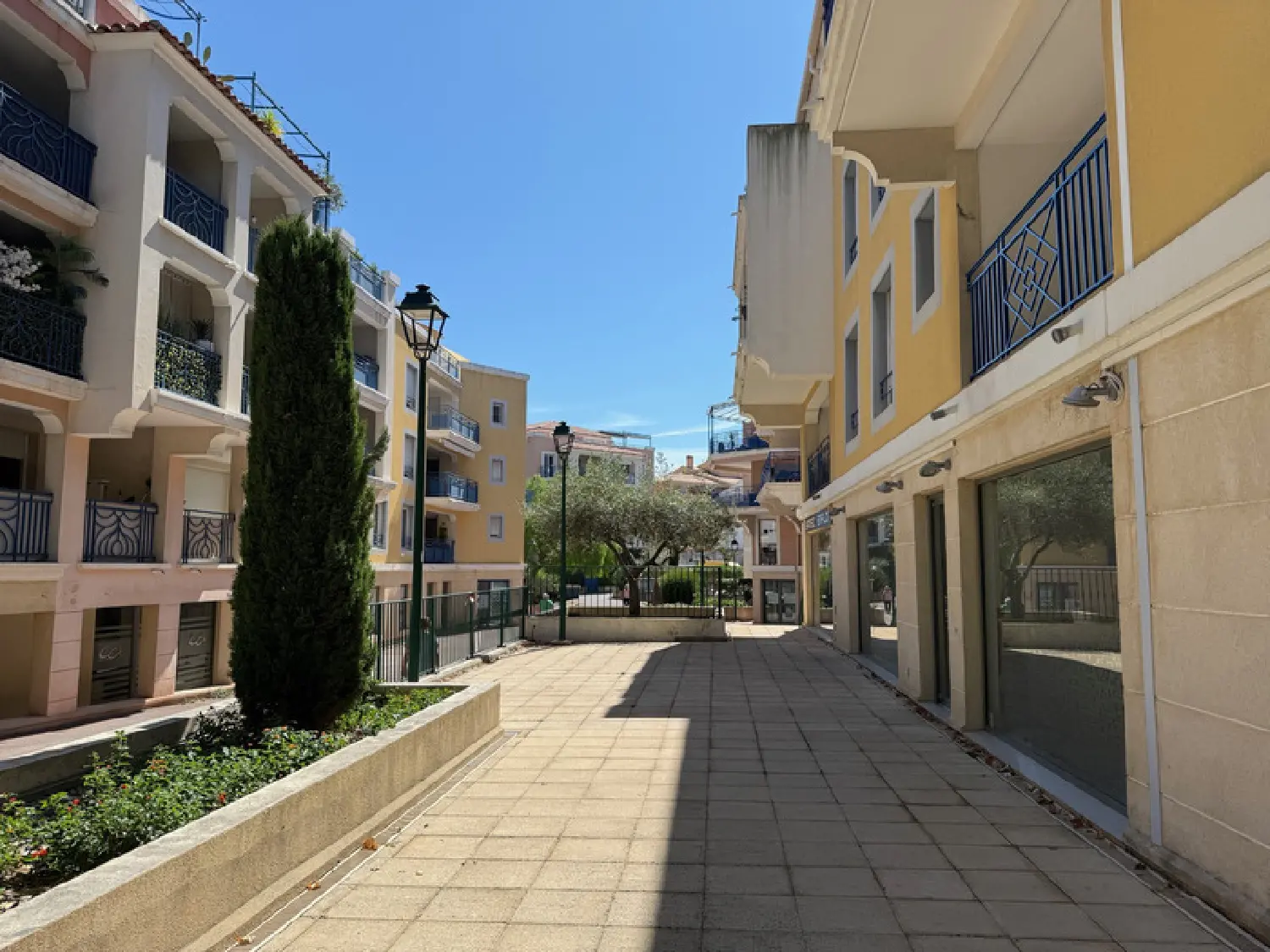  te koop bedrijfsruimte/ kantoor Sainte-Maxime Var 1