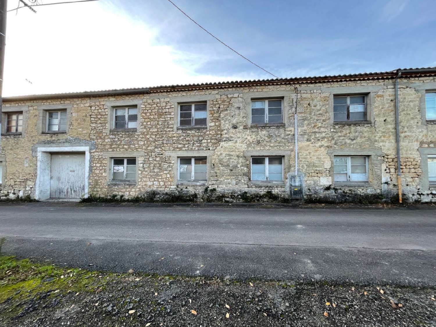 for sale barn L'Isle-d'Espagnac Charente 1