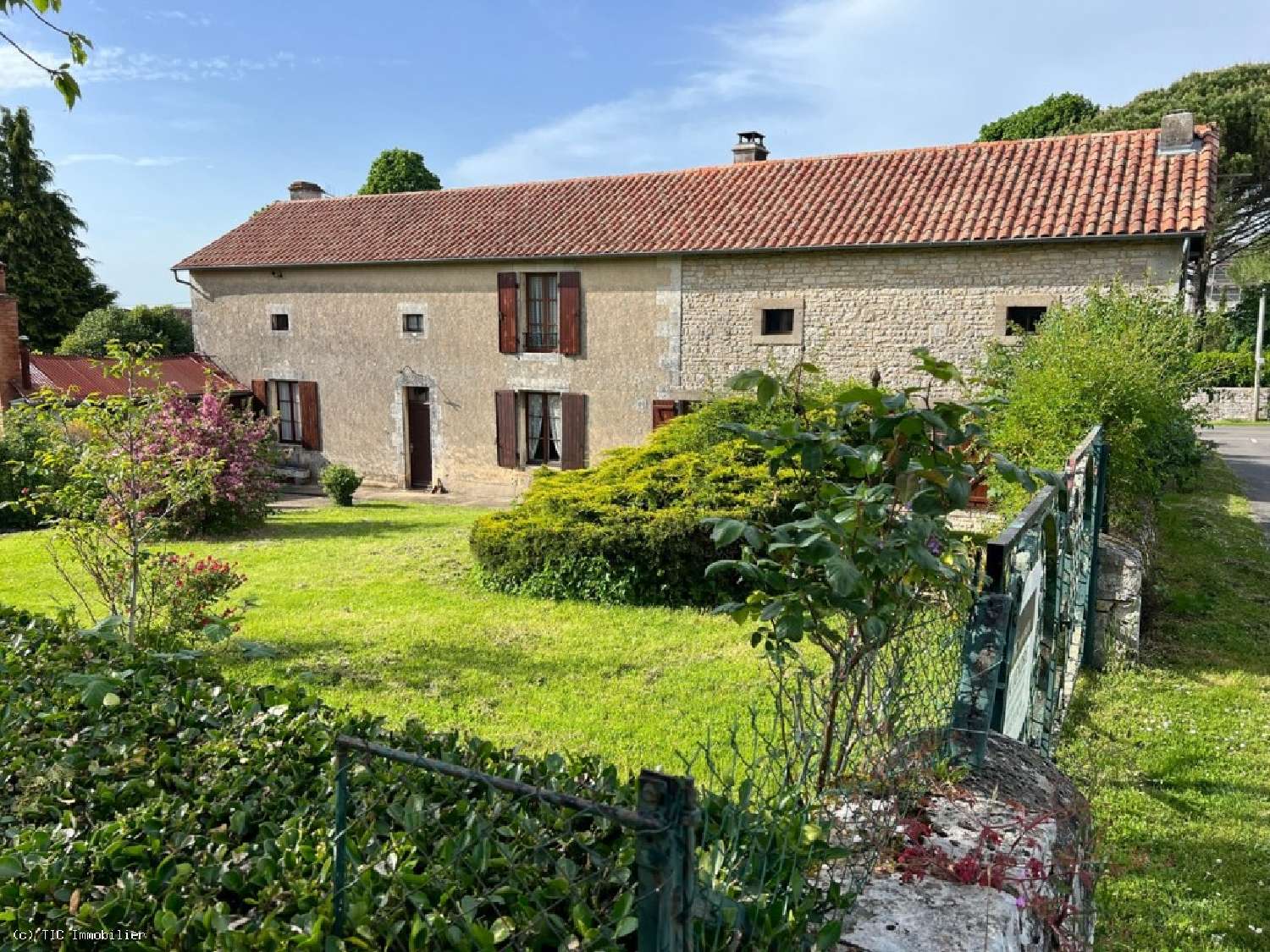  à vendre maison Nanteuil-en-Vallée Charente 1
