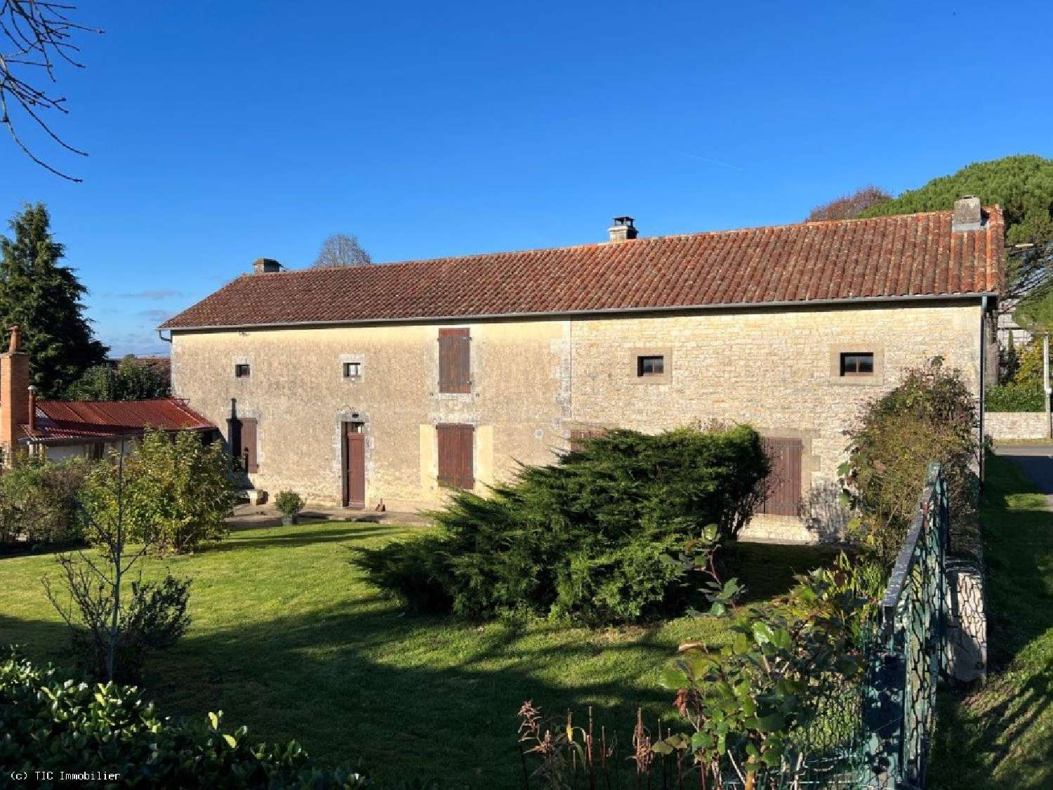  à vendre maison Nanteuil-en-Vallée Charente 3