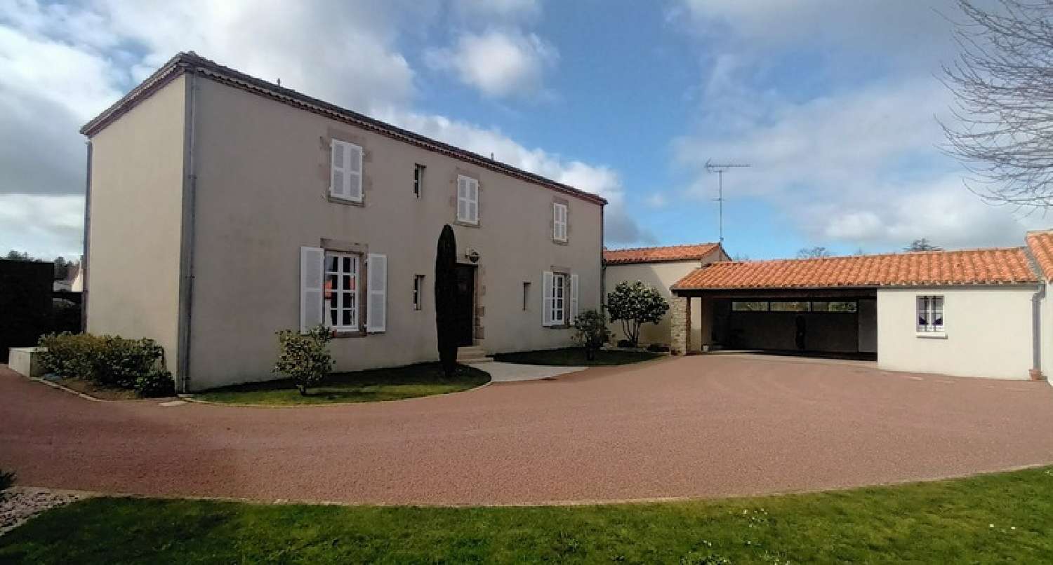 te koop herenhuis La Ferrière Vendée 1
