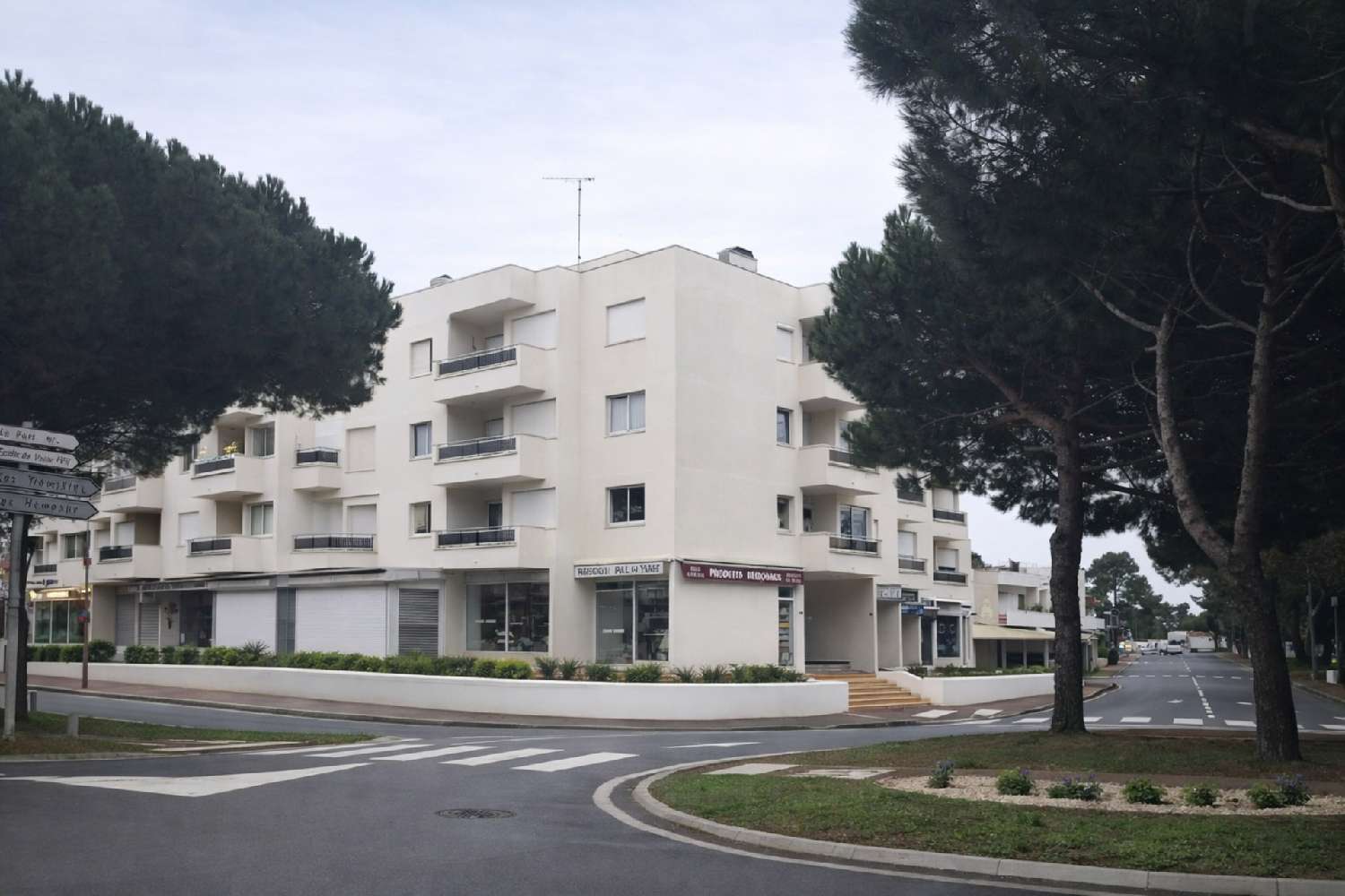  for sale commercial Les Mathes Charente-Maritime 1