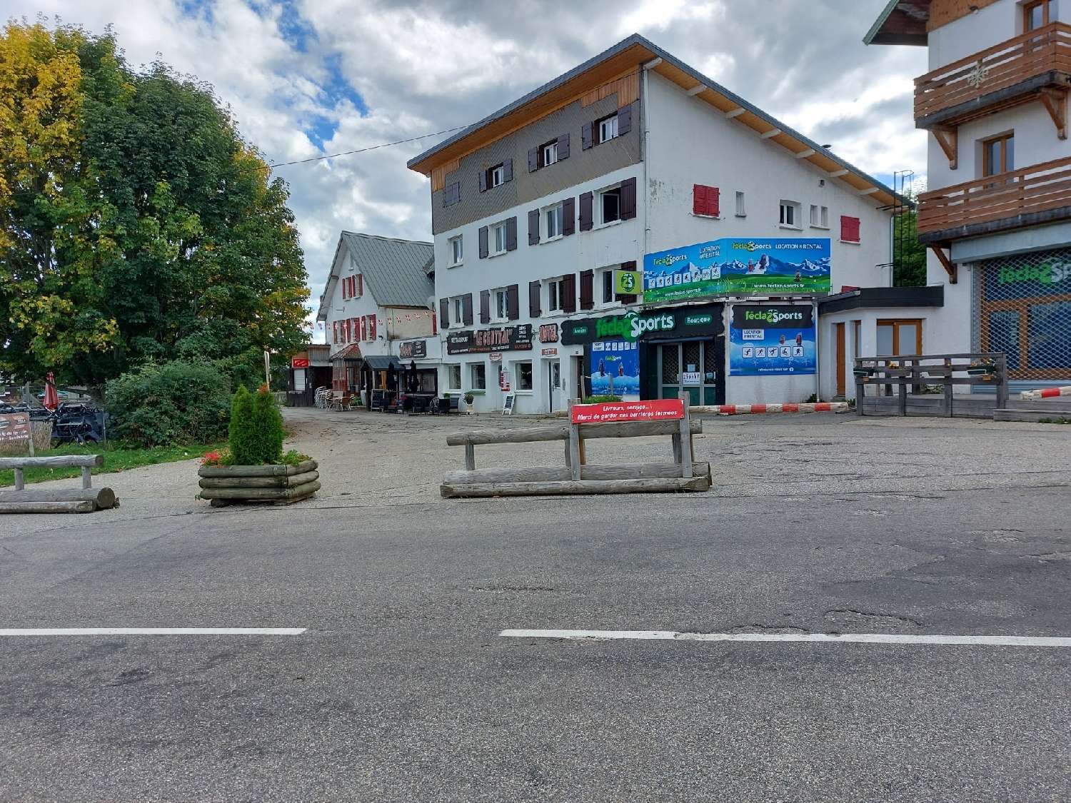  te koop bedrijfsruimte/ kantoor Thoiry Savoie 1