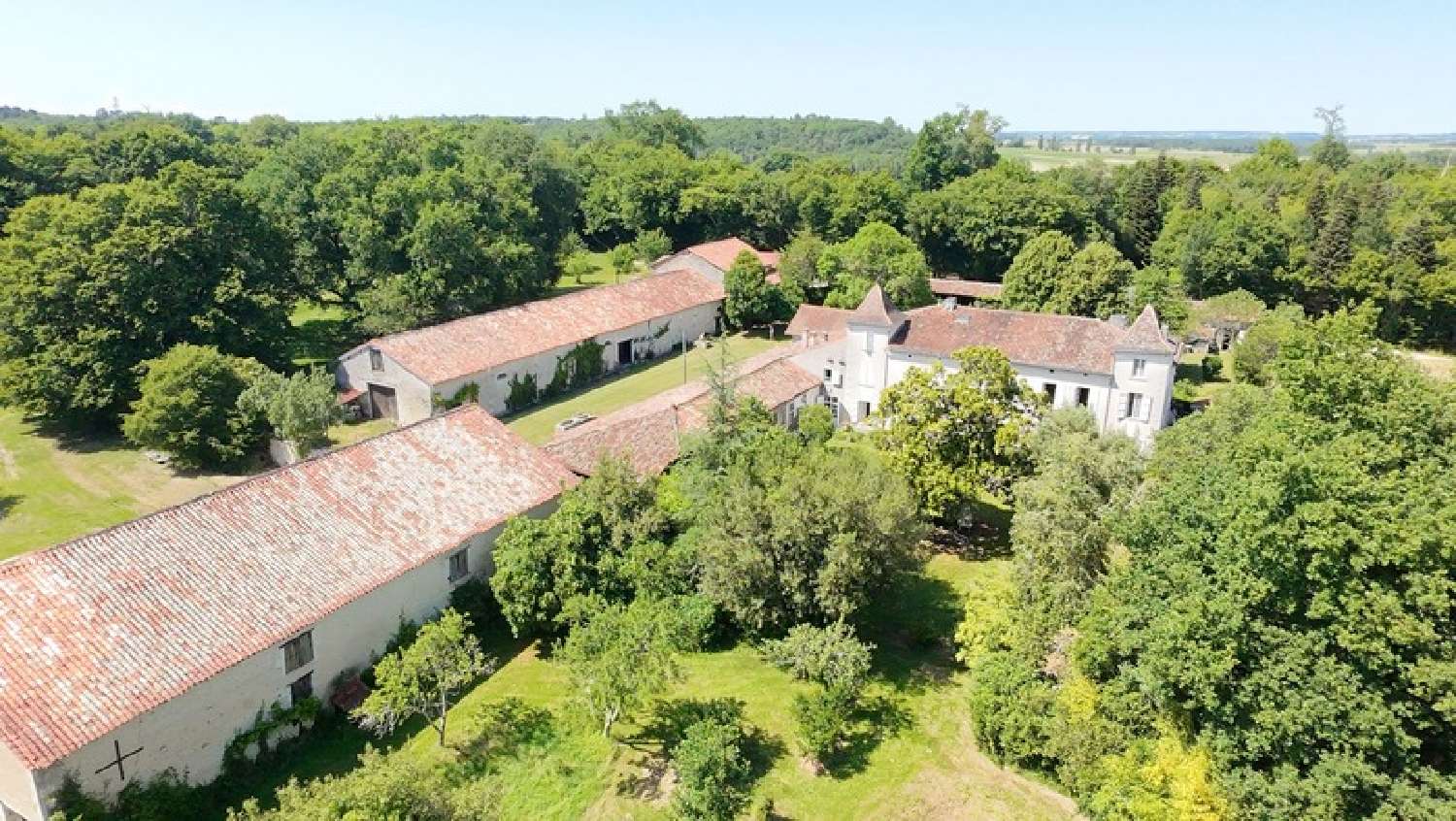 te koop kasteel Saint-Hilaire Charente 1