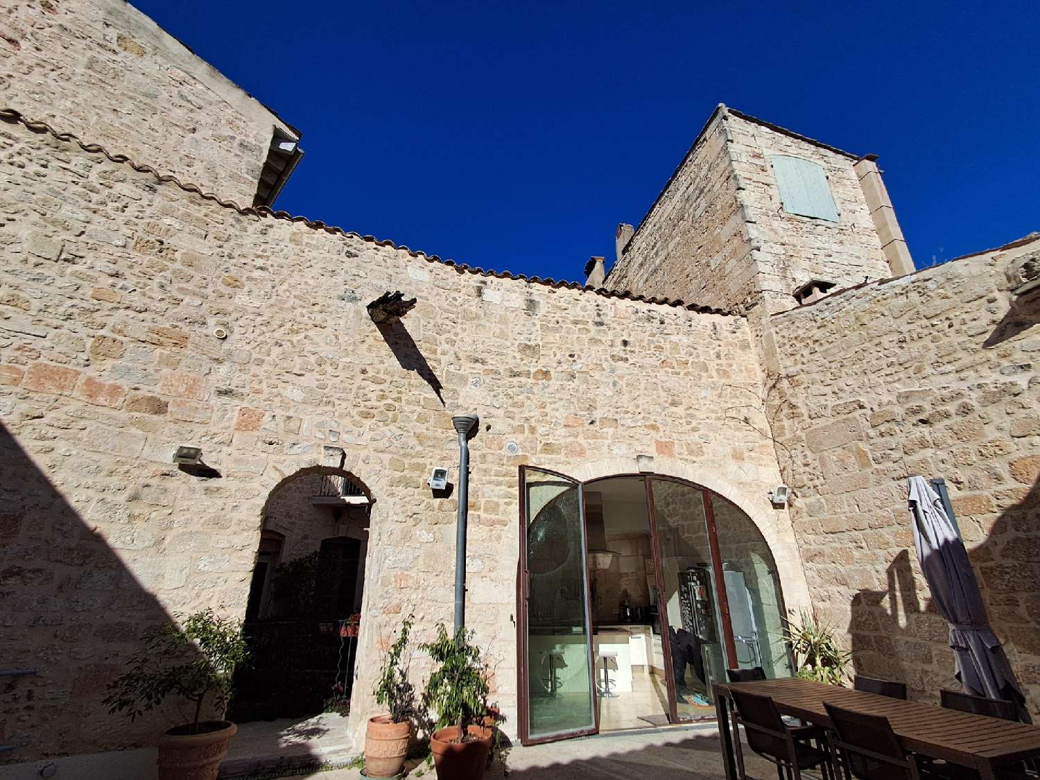 for sale hotel restaurant Saint-Gilles Gard 1