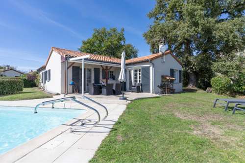 Les Forges Deux-Sèvres huis foto