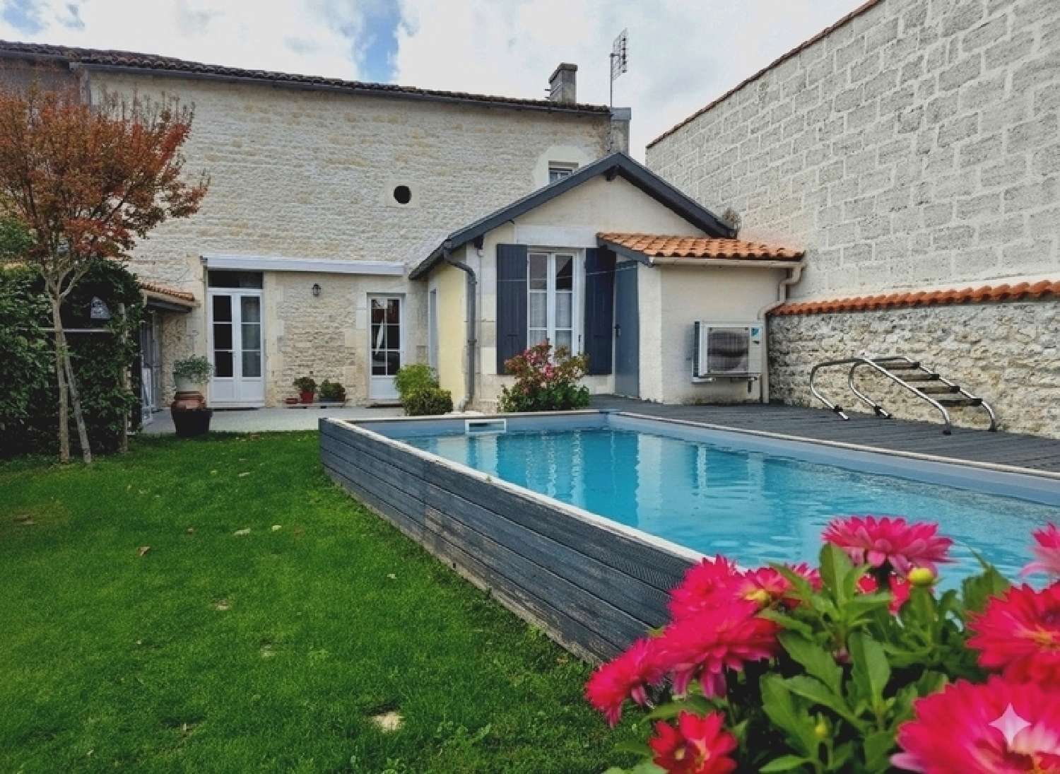  for sale house Saint-Jean-d'Angély Charente-Maritime 1