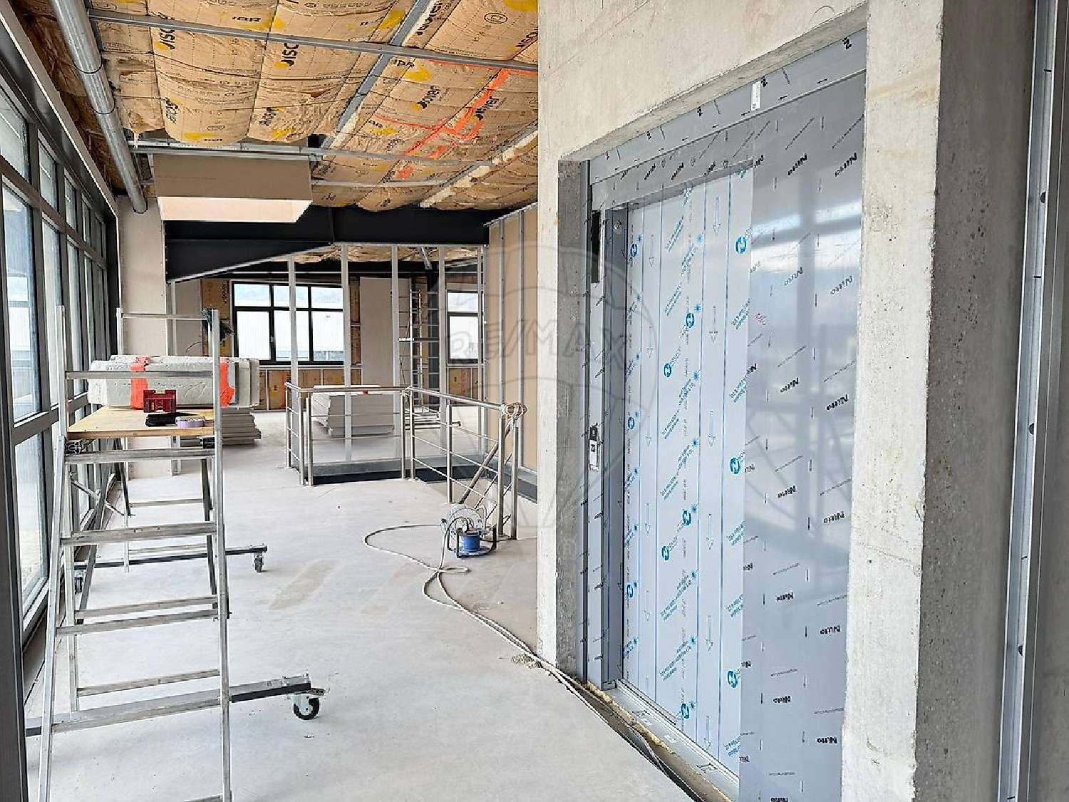  te koop bedrijfsruimte/ kantoor Marnaz Haute-Savoie 1