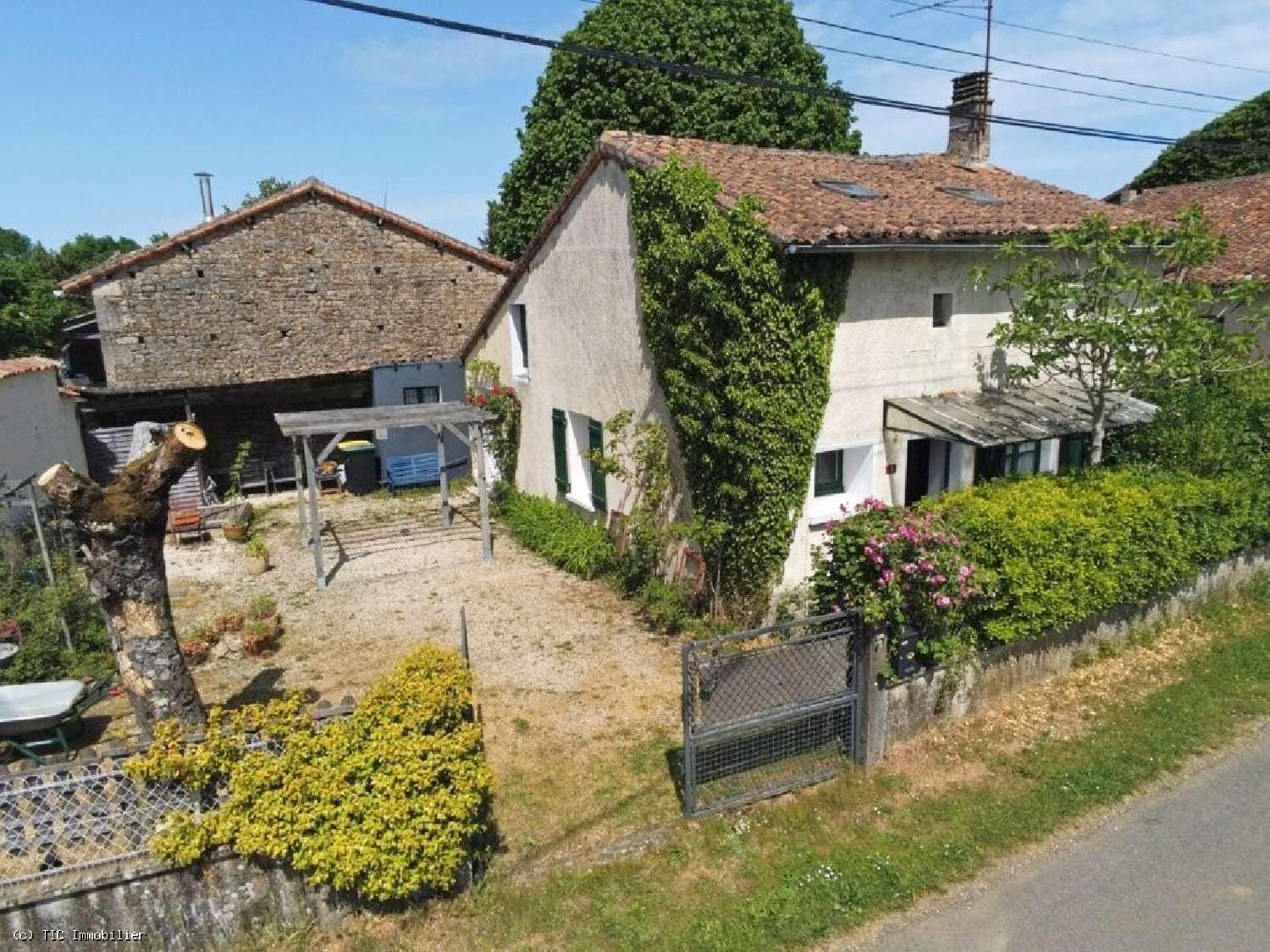  à vendre maison Nanteuil-en-Vallée Charente 1