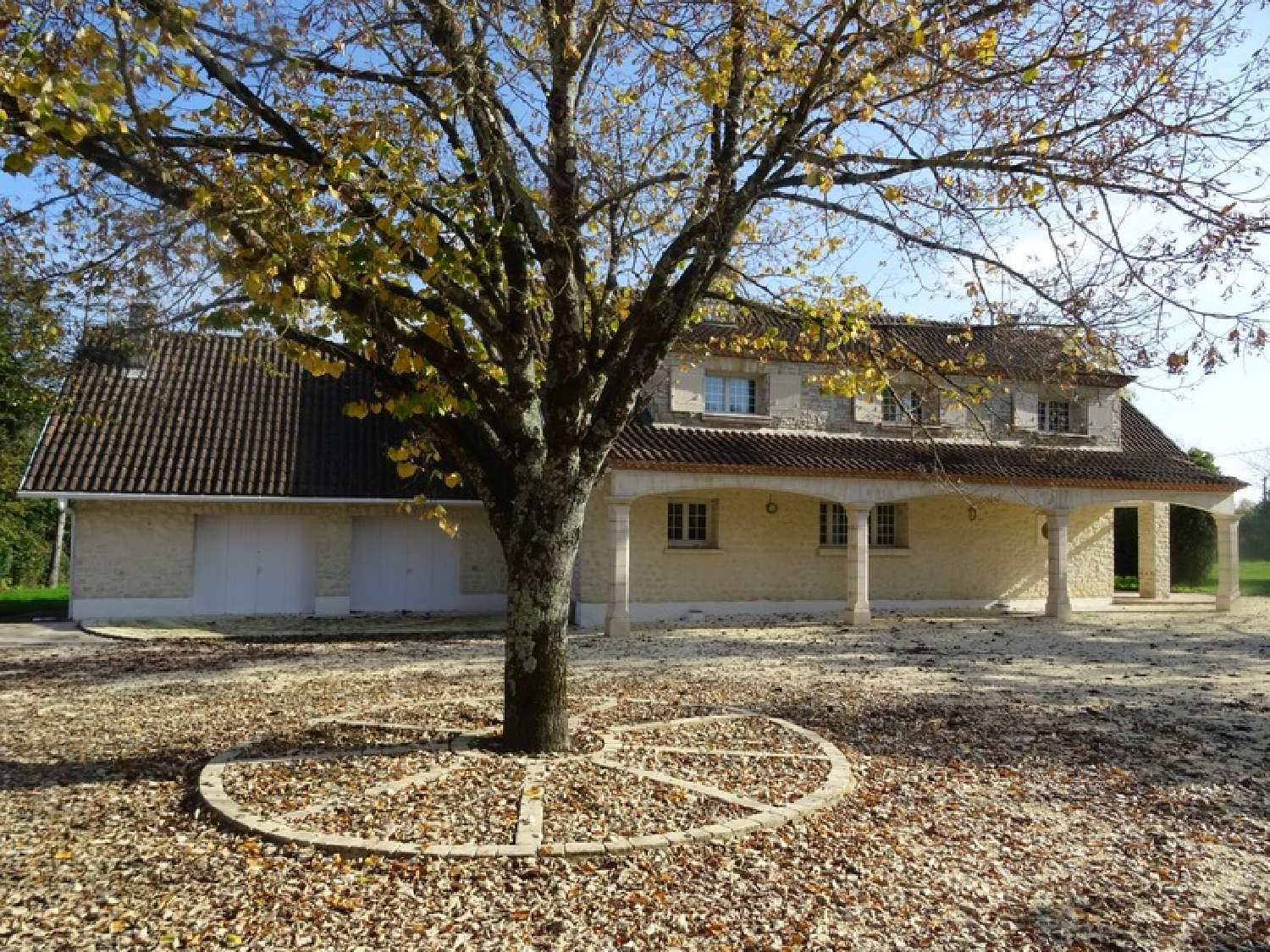 te koop huis Saint-Estèphe Charente 1
