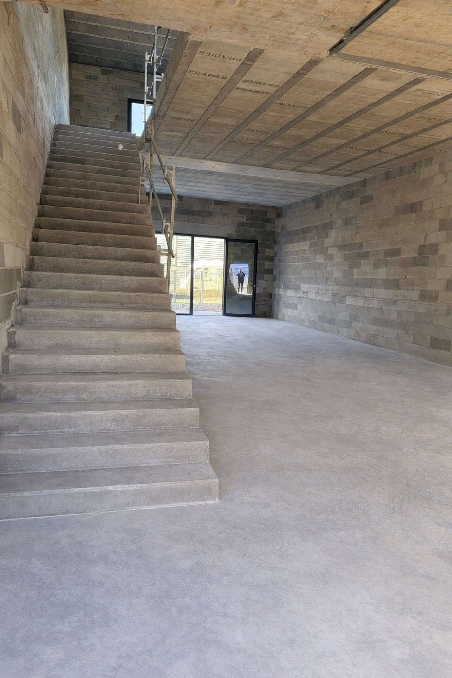  for sale office Milhaud Gard 1