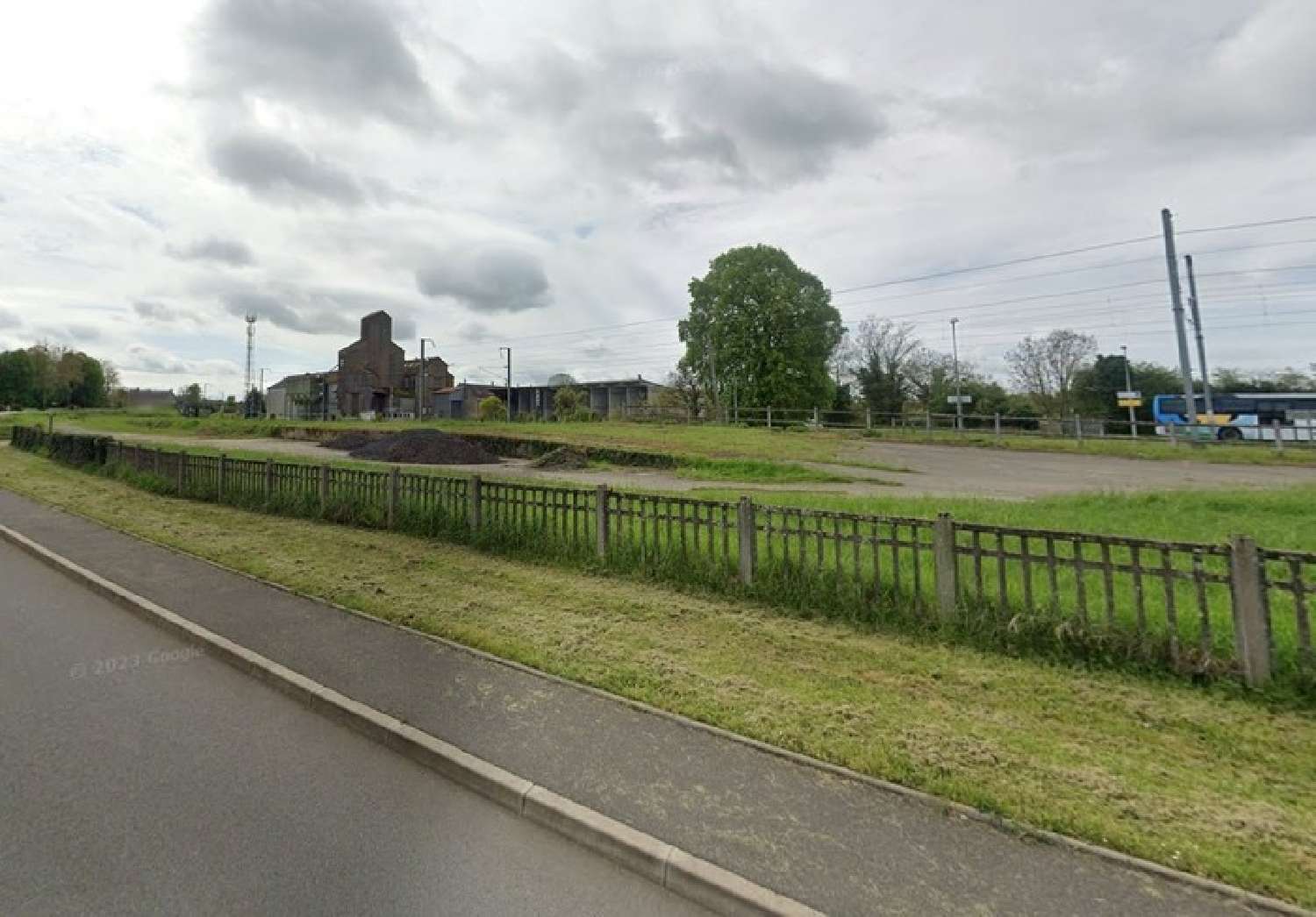 te koop terrein Nérondes Cher 2