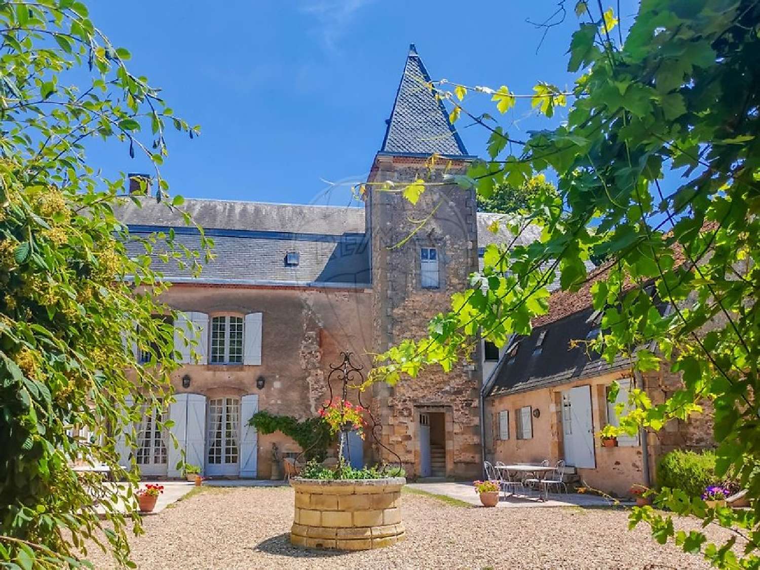  te koop kasteel Cérilly Allier 1