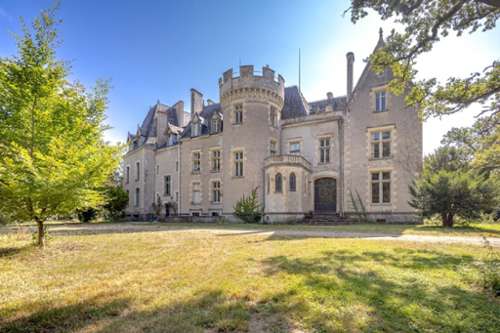 La Guerche-sur-l'Aubois Cher castle foto 7328691