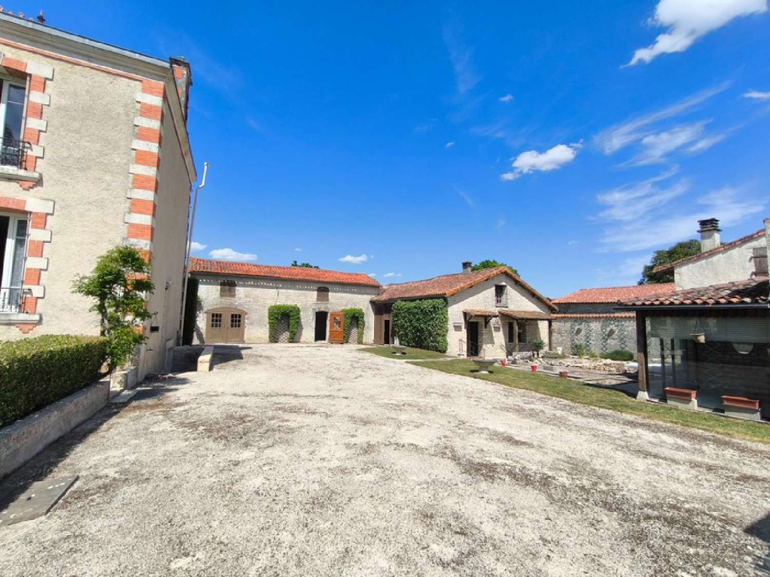  te koop herenhuis Saint-Fraigne Charente 2