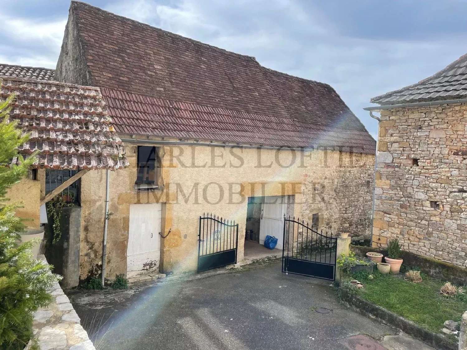  for sale shop Saint-Caprais Lot 6