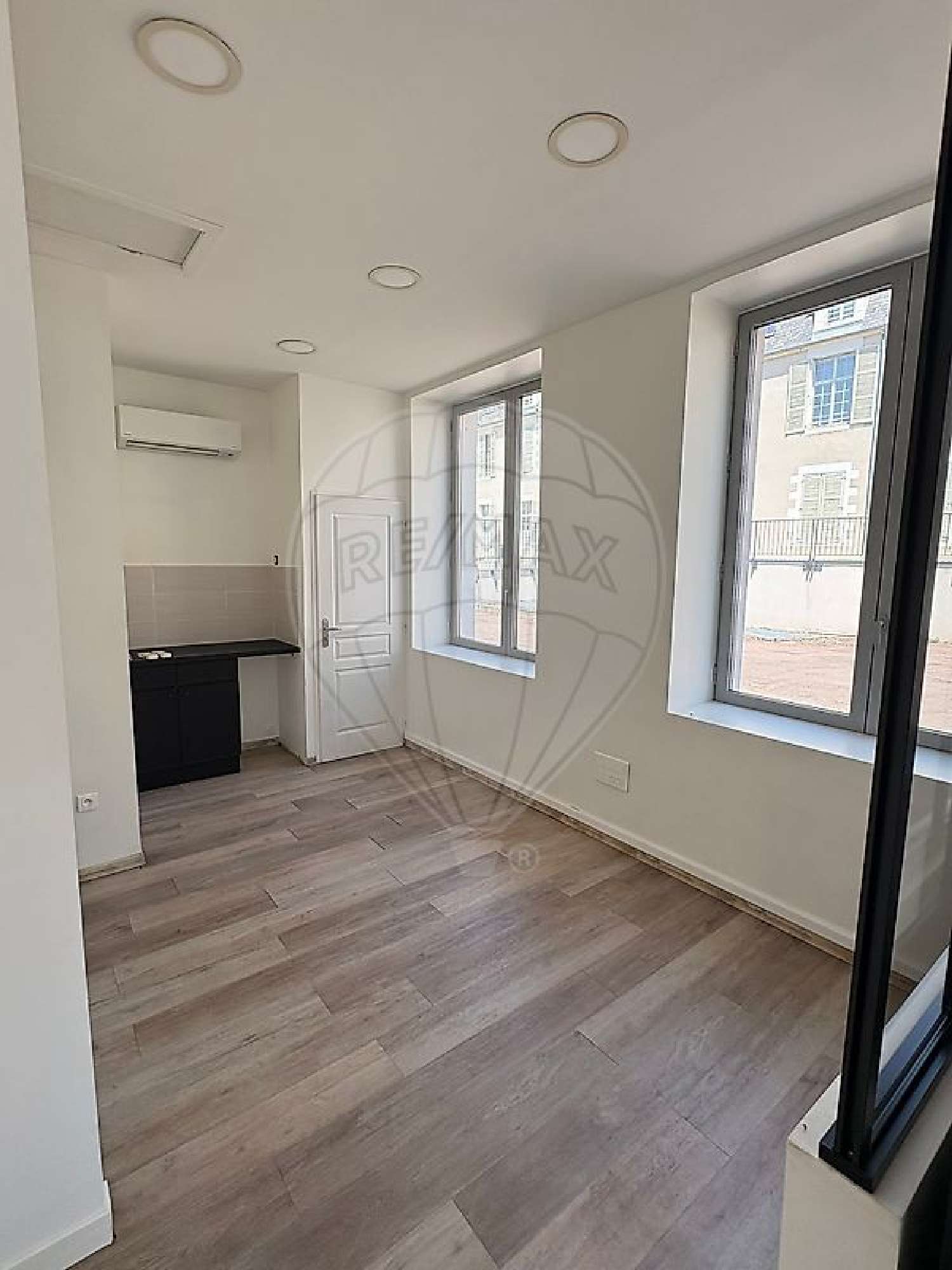  for sale commercial Nevers Nièvre 3