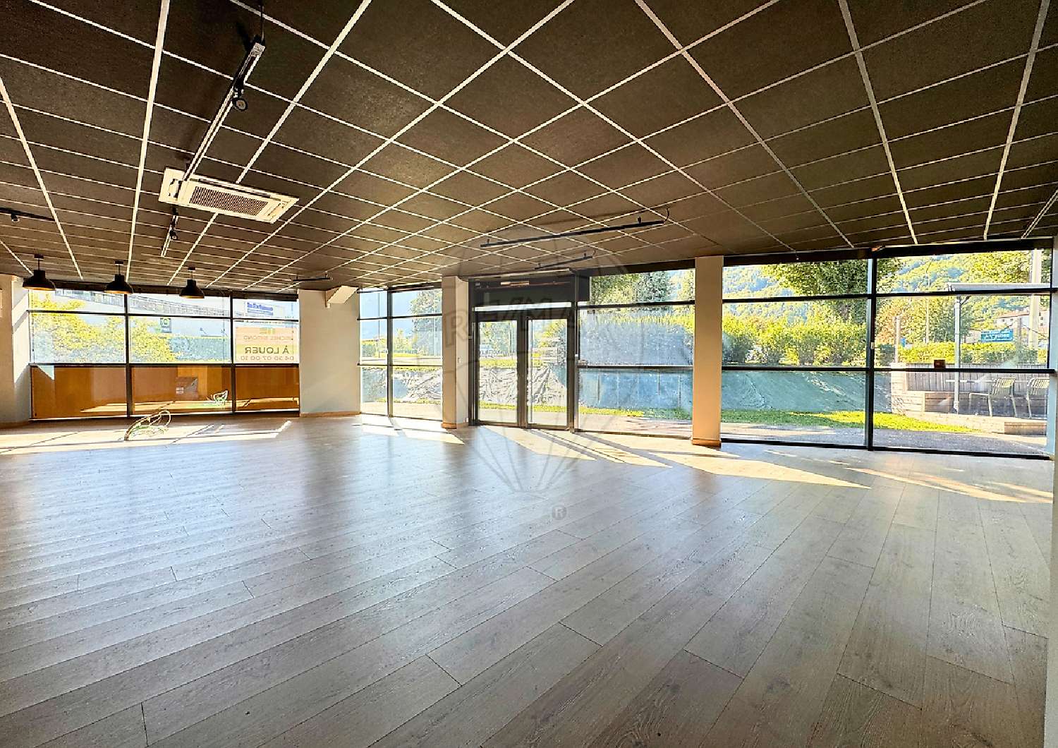  à vendre commerce Marnaz Haute-Savoie 1